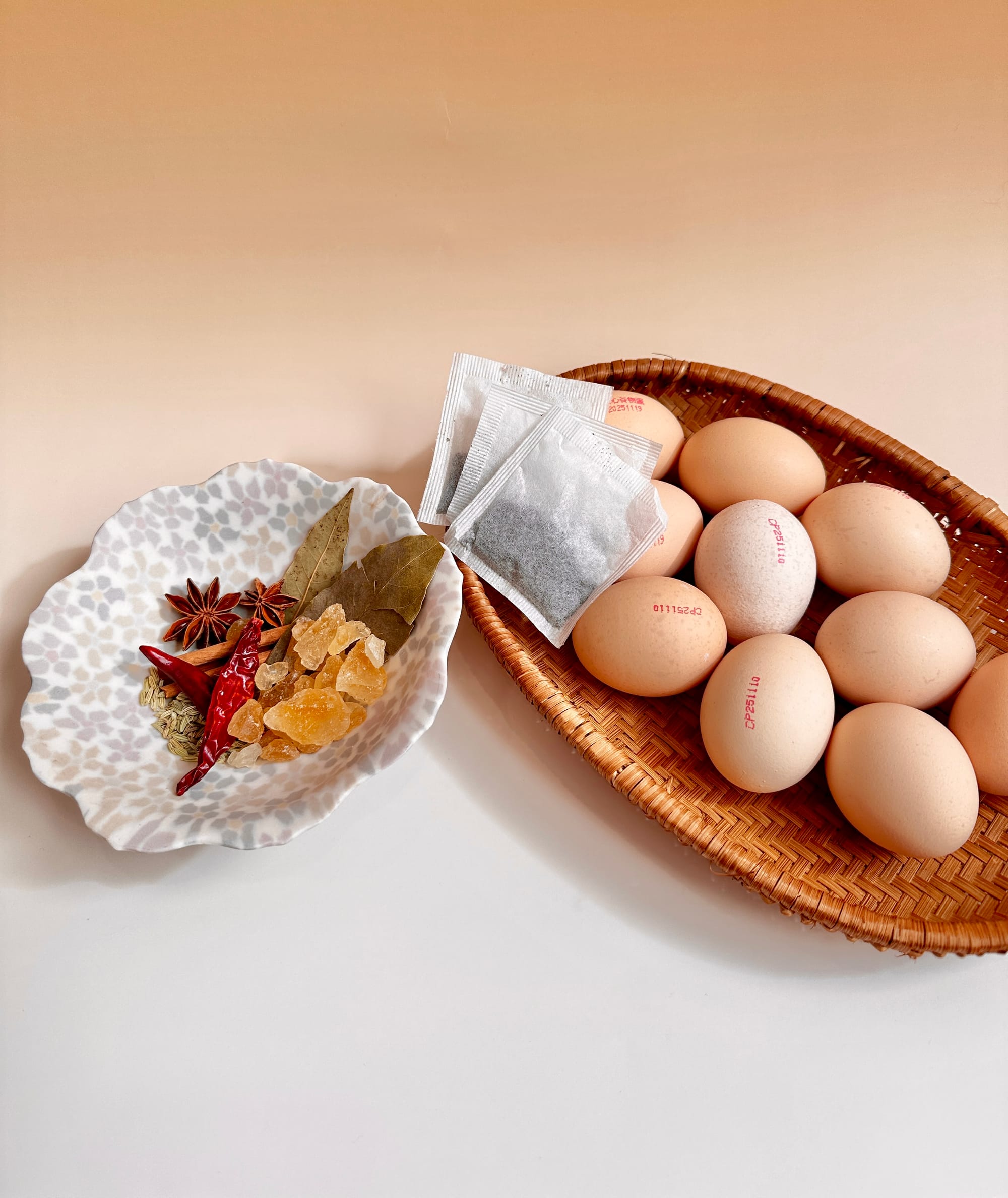 Tea Eggs (Cháyè dàn / 茶叶蛋)