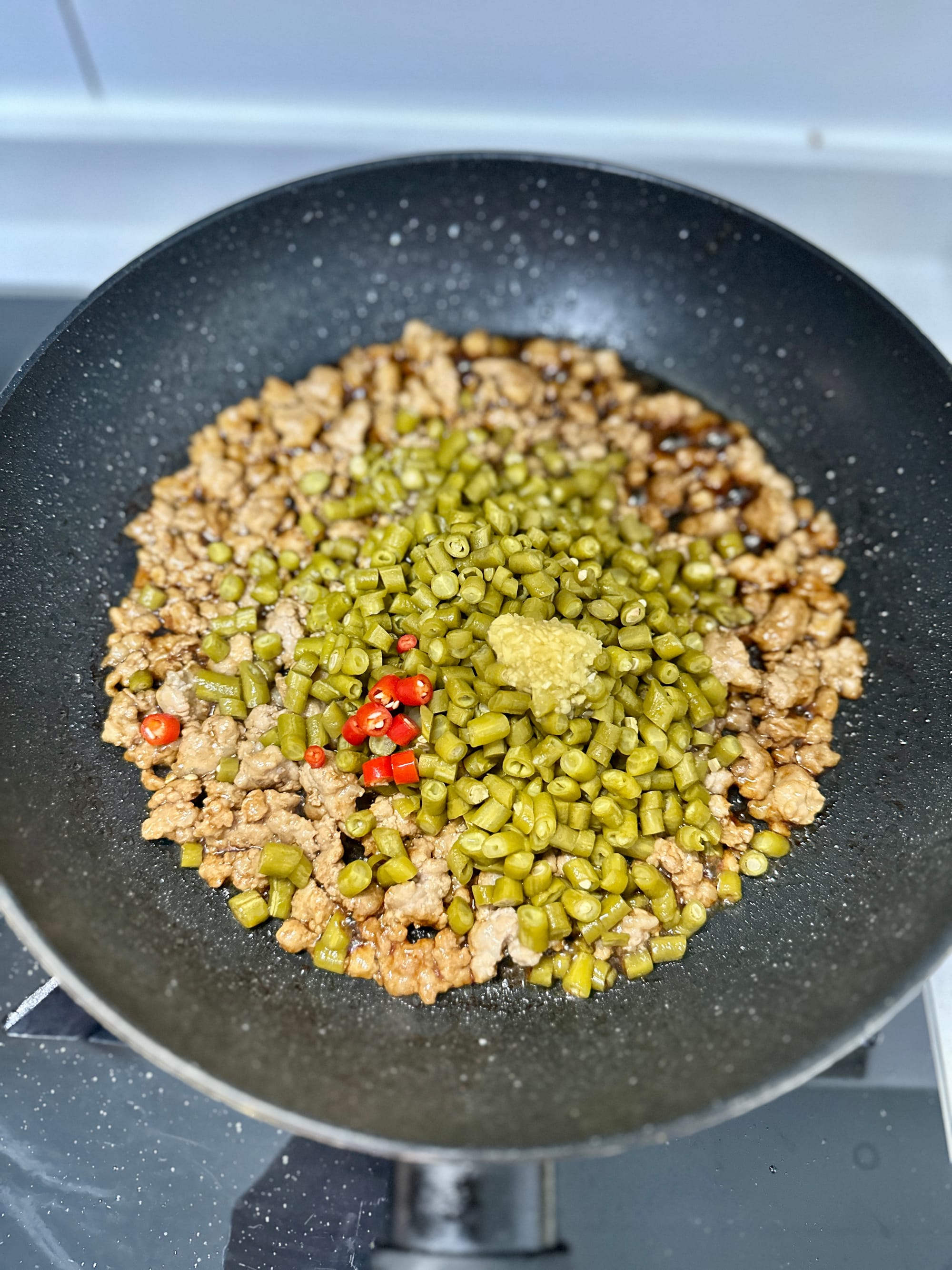 Fermented Long Beans with Minced Pork (Suān dòujiǎo chǎo ròumò / 酸豆角炒肉末)
