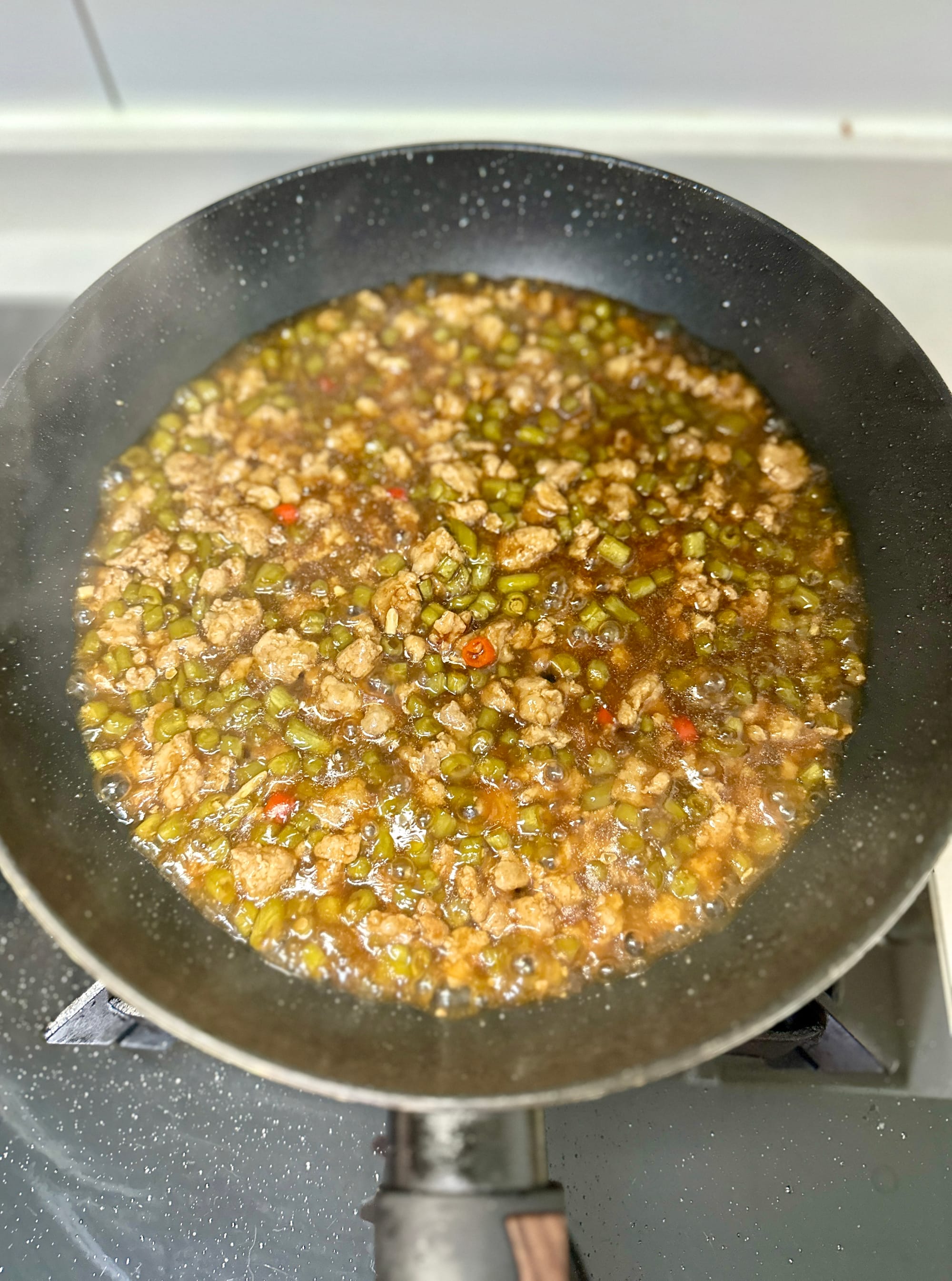 Fermented Long Beans with Minced Pork (Suān dòujiǎo chǎo ròumò / 酸豆角炒肉末)