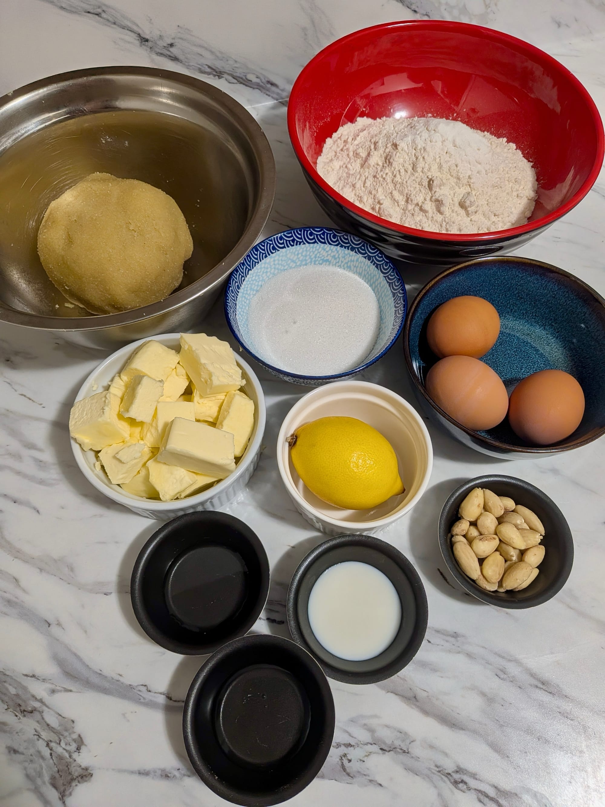 Portioned ingredients in dishes for the dish: Gevulde Koeken